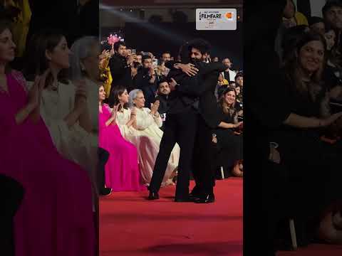 A heartfelt moment between mother and son … we loved seeing Jaya and Abhishek Bachchan!❤️