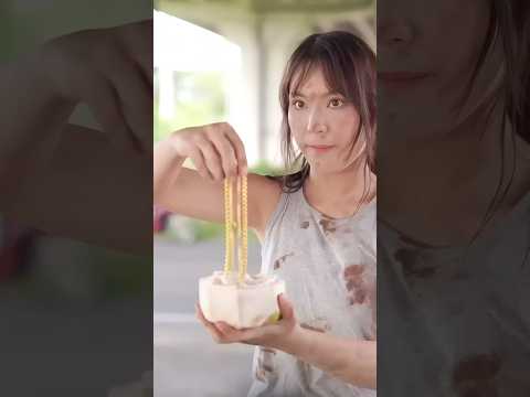 Una mujer sin hogar, encuentra un collar de oro #peliculas #viralvideo #curiosidades #shorts ￼