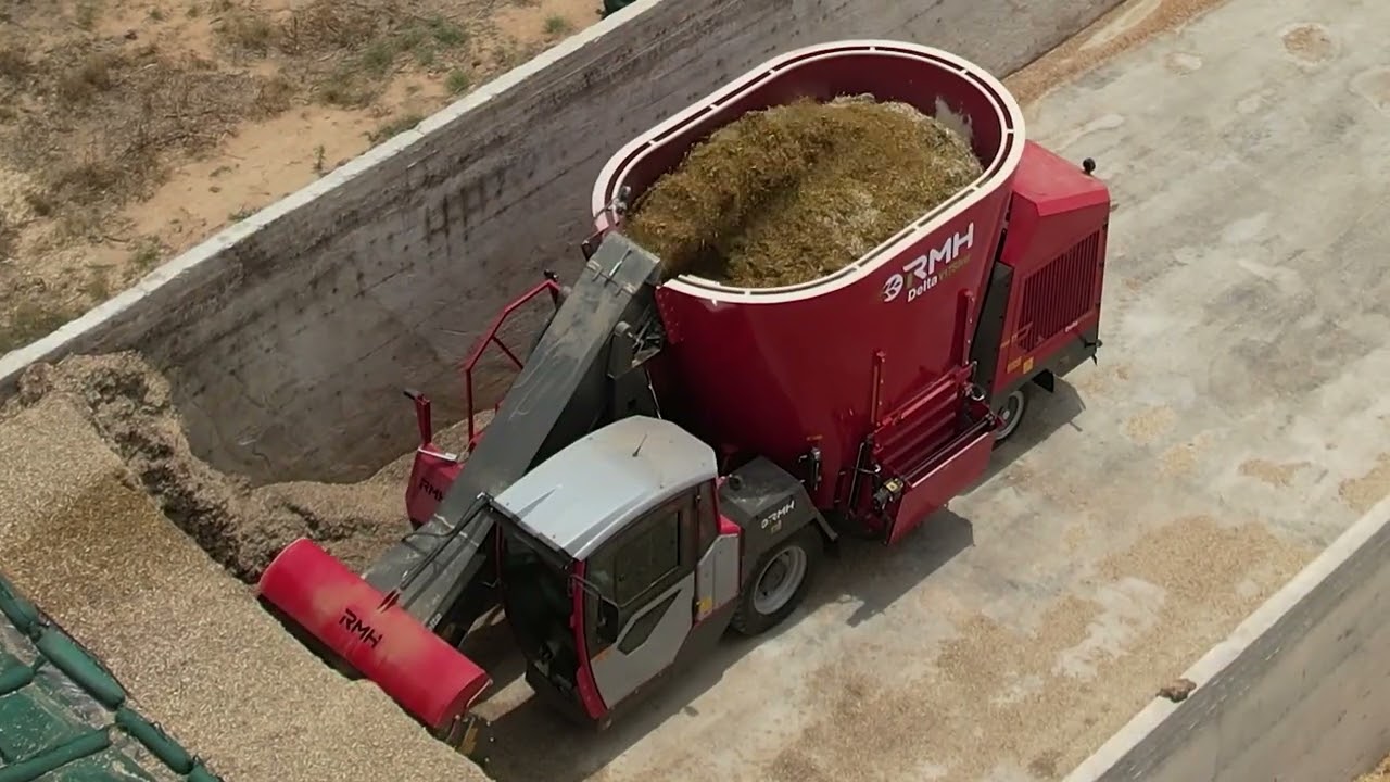 RMH Delta: Compact Self-Propelled Feed Mixer 🚜