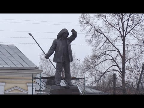 Металлург на привокзальной площади! В городе установлен памятник сталевару!