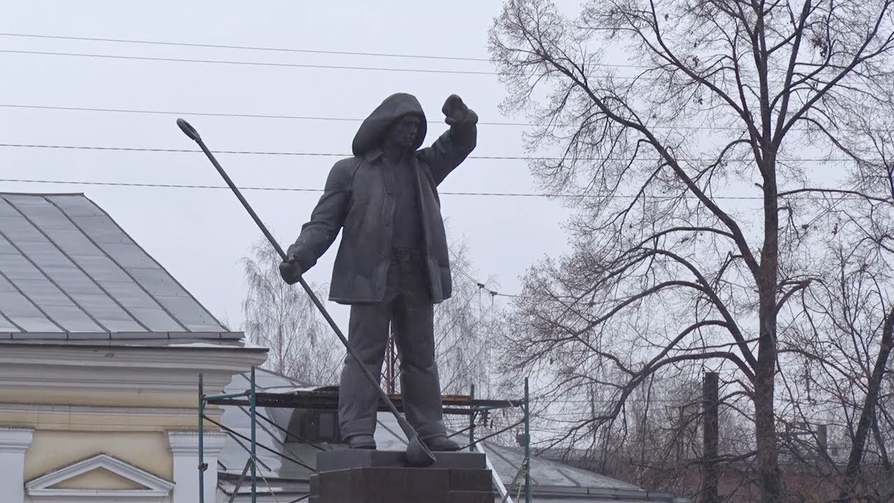 Памятник сталевару на привокзальной площади — символ 100-летия металлургического завода ⚒️