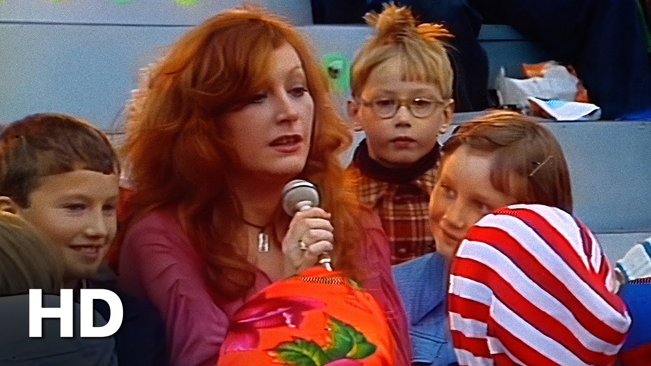 Алла Пугачёва — Песенка про меня (Официальное HD видео)