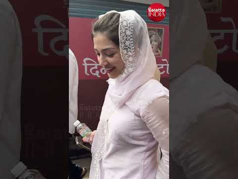 A graceful moment of faith - Mehreen Pirzada offers prayers at Lalbaugh Cha Raja ✨🪔#mehreenpirzada