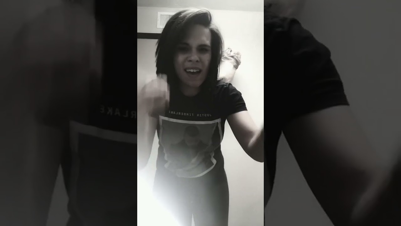 Emotional Singer Stuns Audience with Powerful Black & White Performance 🎤