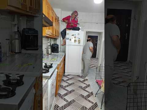 kimsenin olmadığı düşündüğüm an #keşfet #gülmekgaranti #karıkoca #komedi #osuruk #dolap #mutfakta