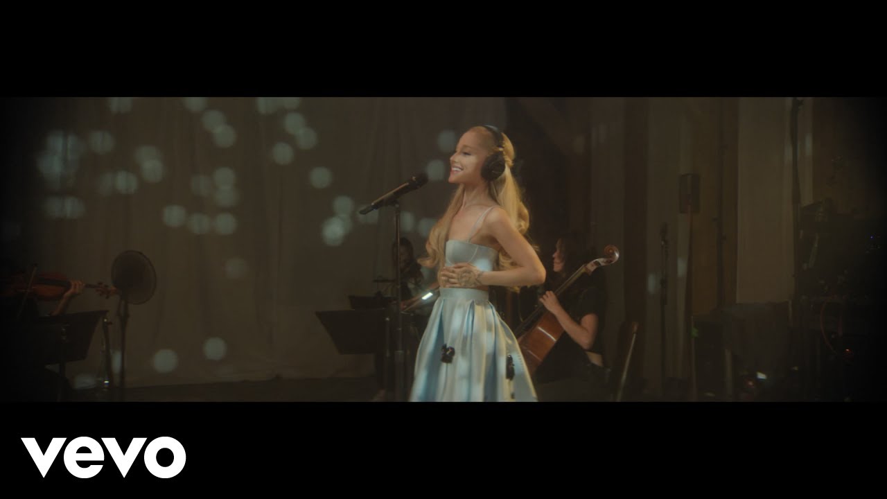 Ariana Grande - Daydreamin' (Live from London) 🎤