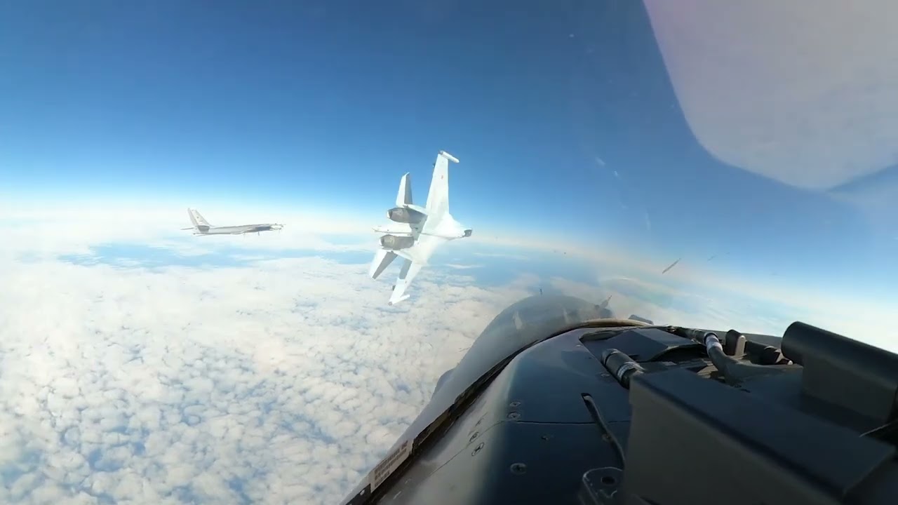 Su-35 Maneuver Sparks Safety Concerns βοΈ
