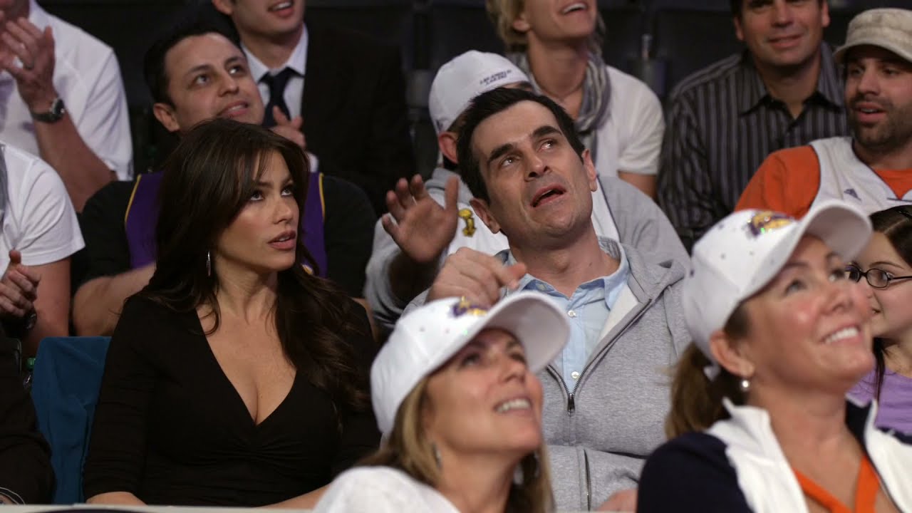 Modern Family: Gloria & Phil's Sweet Kiss on the Cam | Final Moments 📸