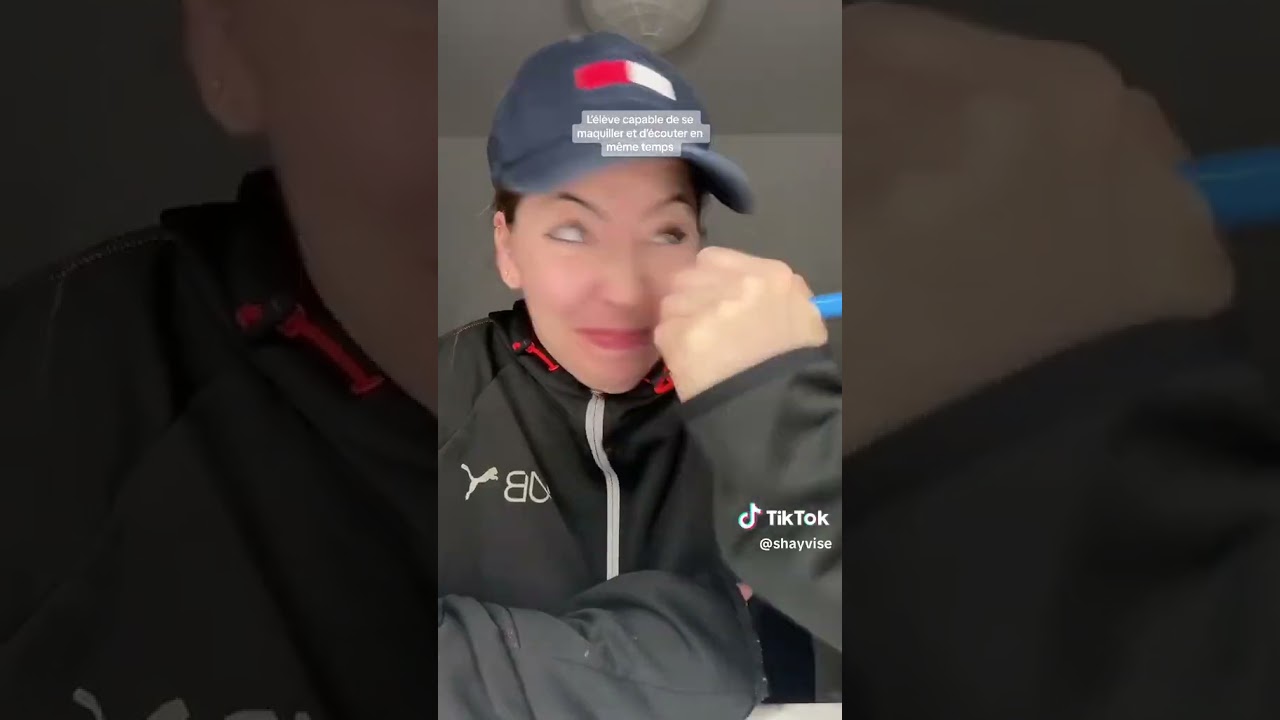 Élève multitâche : maquillage et écoute 😂