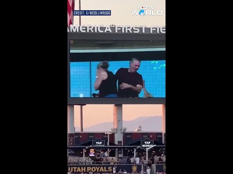 'Coldplay Cam', Takes Over Stadiums, Replaces The Traditional 'Kiss Cam'