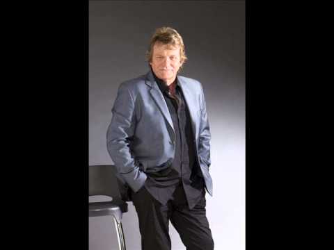 Alan Garrity Performs 'Torn Between Two Lovers' 🎶