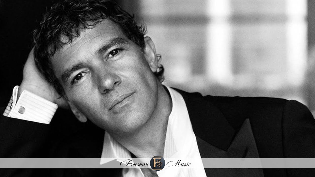 Antonio Banderas Performs 'Maybe I, Maybe You' 🎶