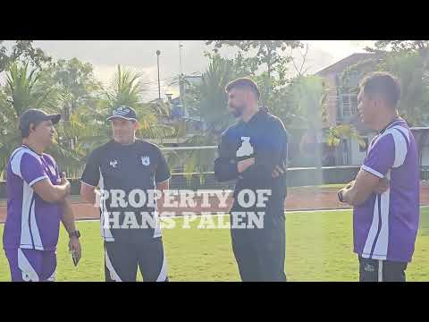 PELATIH PERSIPURA KETIKA BERDISKUSI DENGAN MATHEUS DA SILVA