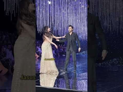 Ramp Walk❤️. #janhvikapoor #varundhawan #shorts #Jasus007 #bollywood