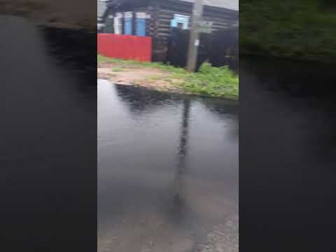 Улица Бекетова в Чите, с колодцев бурлит вода.