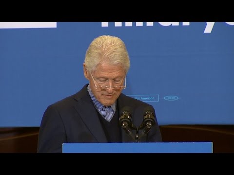 Bill Clinton Handles Hillary's Phone Call During His Speech Like a Pro