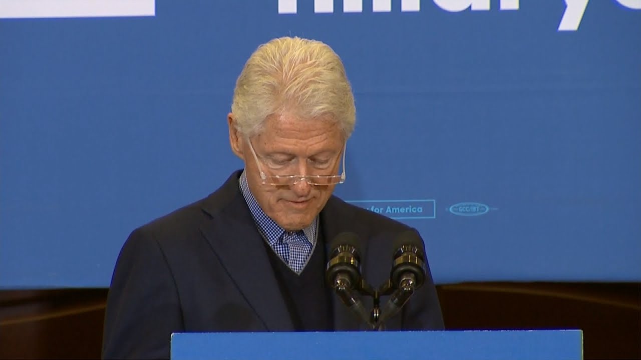 Bill Clinton Smoothly Handles Hillary's Phone Call During Speech 🗣️
