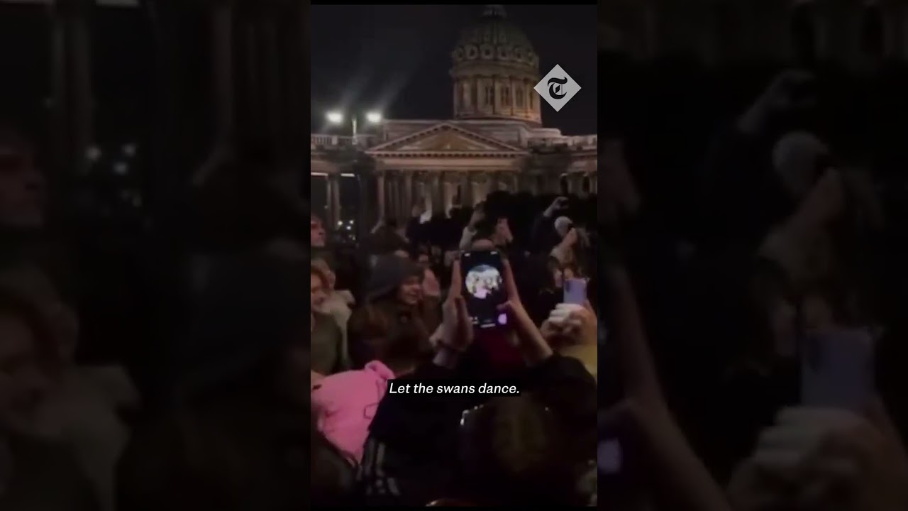 Crowds in St Petersburg sing about overthrowing Putin