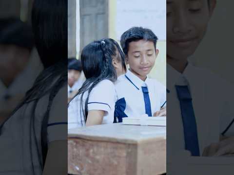 Does Her Boyfriend Surprise Her With Flowers? 🌸❤️ #seavhor #classmates