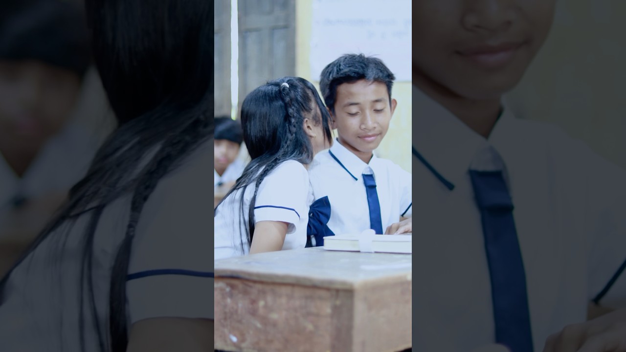 Sweet Surprise! Boyfriend Brings Flowers to Make Her Smile 🌸