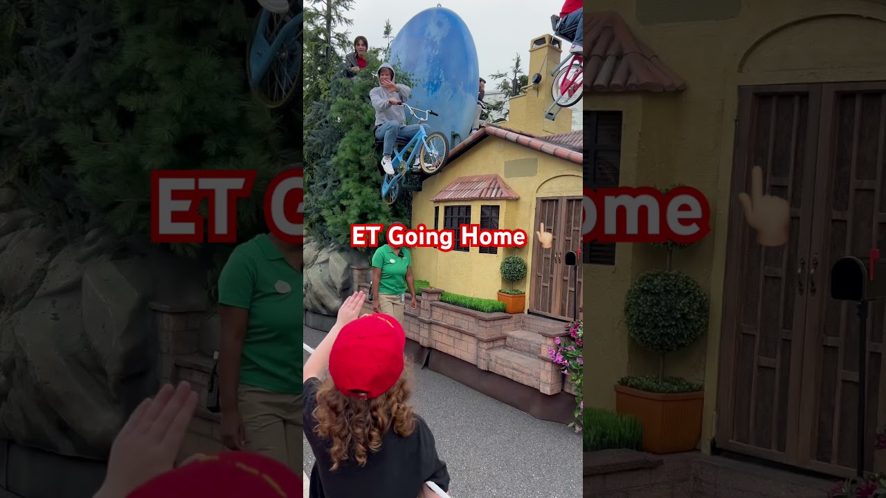 ET Mega Movie Parade at Universal Studios 🎬