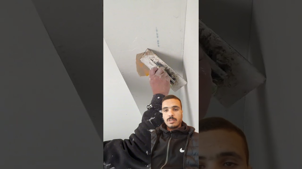 حرفي يبتكر طريقة فريدة لسد ثقوب سقف الجبس 🛠️