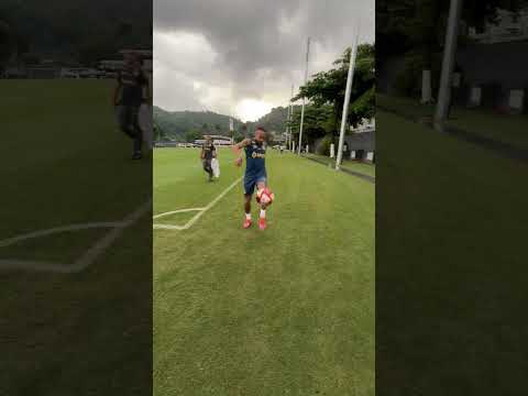 NEYMAR CHEGA AO TREINO FAZENDO EMBAIXADINHA! 😂