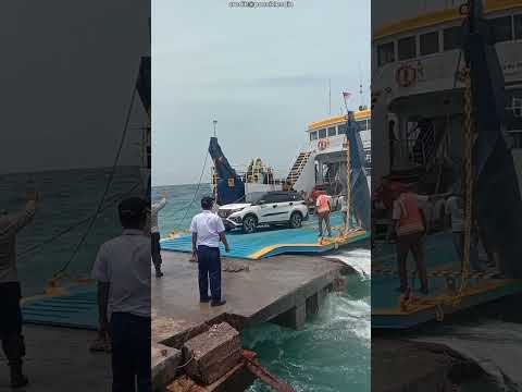 Cette voiture essayait de sortir du bateau | Mais une grosse vague a frappĂ© đ±đ«Ą #shorts