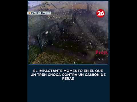 Un tren colisiona con un camión de carga en un paso a nivel