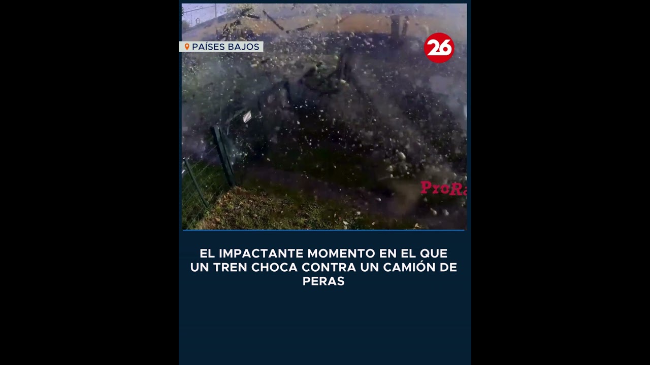 Un tren colisiona con un camión de carga en un paso a nivel