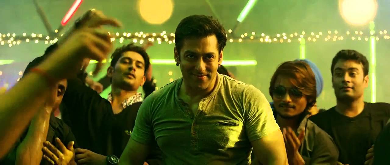 Salman Khan's Hilarious Dance in 'Saat Samundar Paar' | Watch Now 🎶