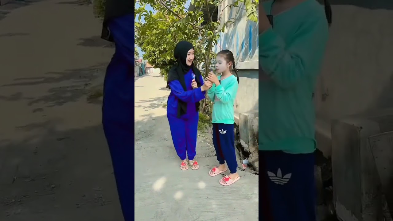 Lucu Banget! Anak Kecil Joget Seru Sambil Kasih Sosis 🍥