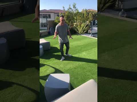 How to make fake grass look real! 👀🌿 #backyard #backyarddesign #grass #turf #luxuryhome