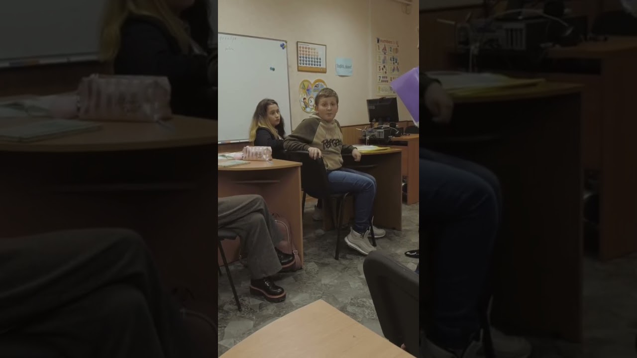 Первый раз в школе: неожиданный инцидент с одноклассником 😳