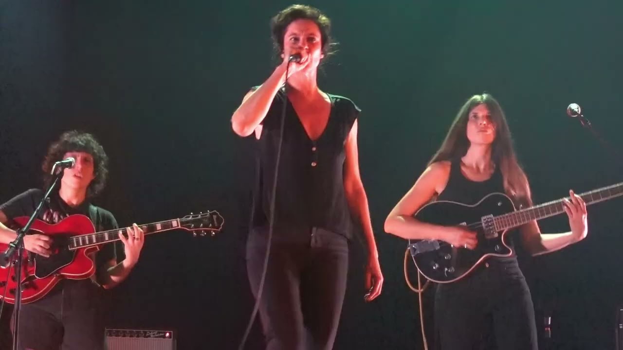 DRAGA Performs 'Réveille-toi / Guérilla' in Paris 🇫🇷