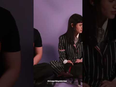 Natalia Dyer asked to sign body parts #nataliadyer #mayahawke #josephquinn #joekeery #strangerthings