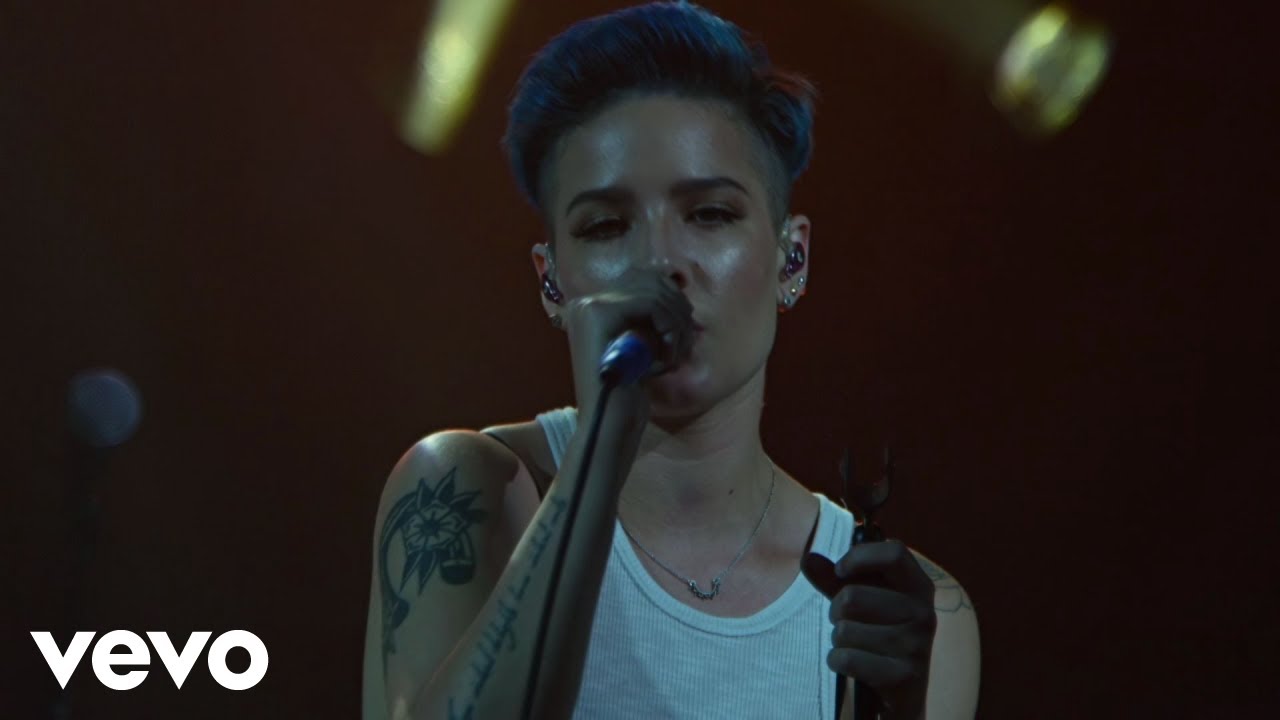 Halsey Live Performance of 'Hold Me Down' 🎤