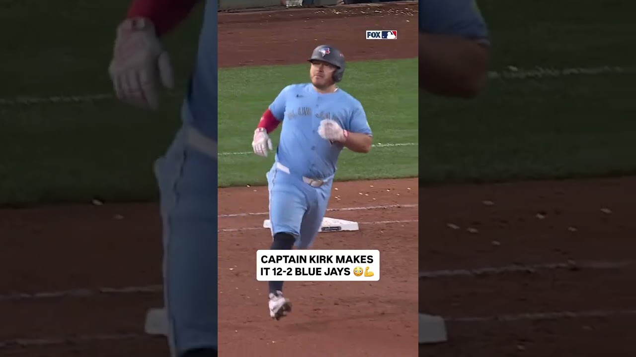 Alejandro Kirk Hits a Home Run 🇲🇽