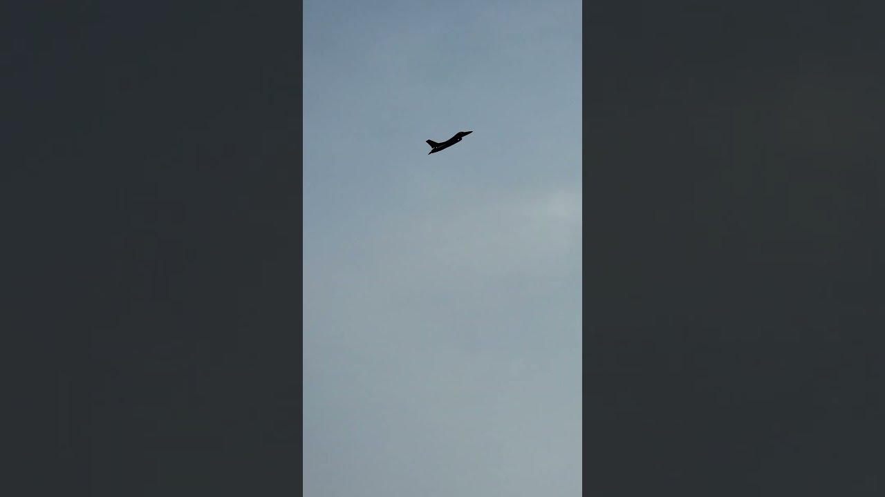 Watch This Guy Hand Launch an Amazing RC F-16 Jet! ✈️