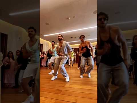 #shahidkapoor #varundhawan #tigershroff dancing together is what we needed #viral #shortvideo #short