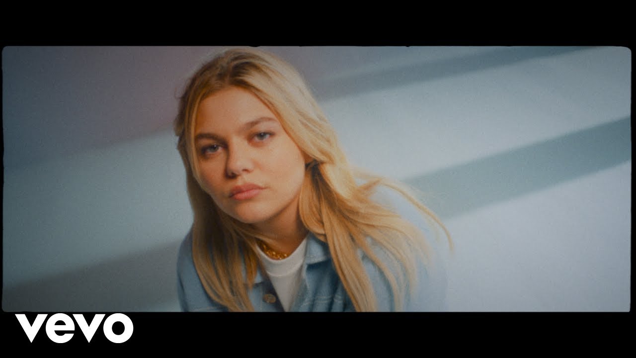 Louane - Désolée 🎶 Découvrez le clip officiel de sa chanson émouvante