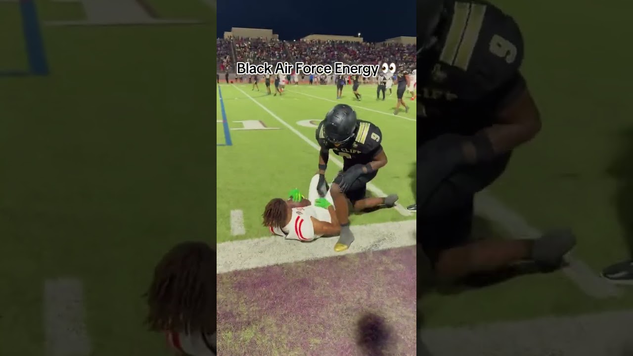 🔥 Wide Receiver Dakorien Moore Rocks Black Air Forces at School! | Epic Play & Big Hit