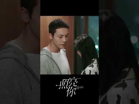 女友不忍心讓男友睡沙發，拽他回房間同居！ 😝#照亮你 #ADateWithTheFuture #陳偉霆 #章若楠 #中國電視劇 #chinesedrama  #都市 #愛情 #燃愈