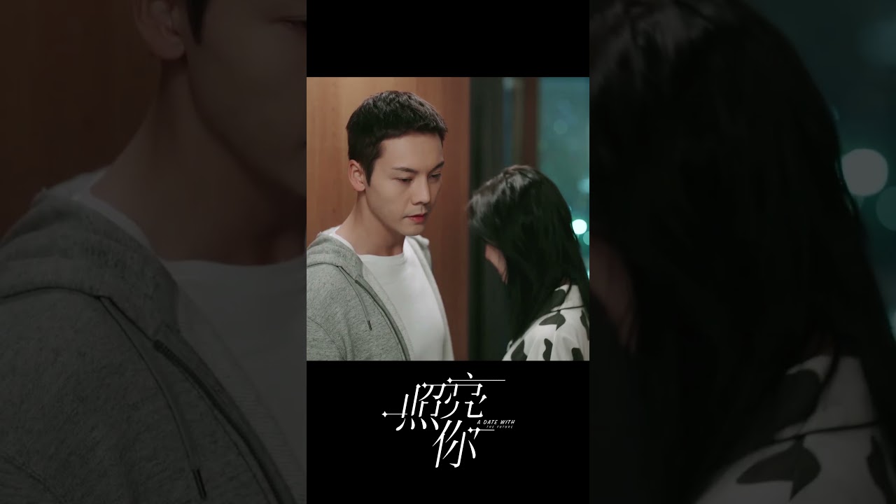 女友暖心拽男友回房同居，不忍他睡沙發！😍