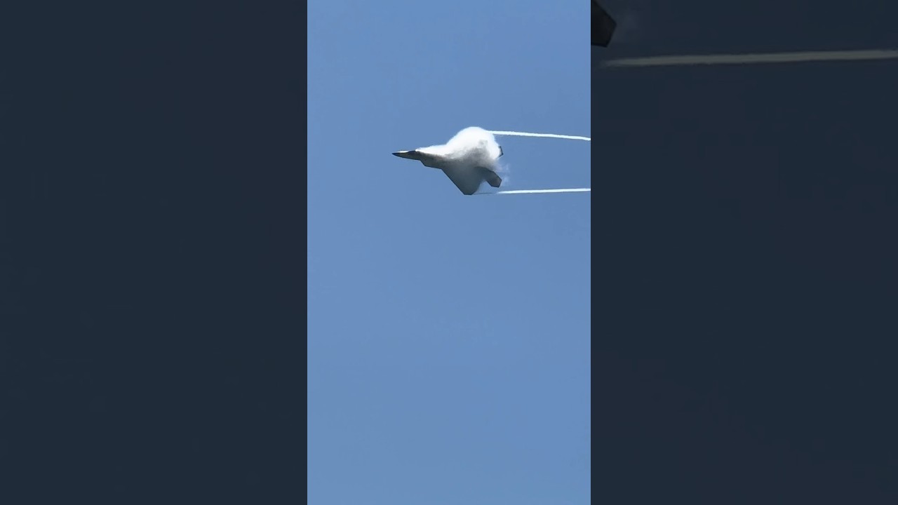 USAF F-22 Raptor Demo Team Showcases Vapor Effects at 2024 Gulf Coast Salute Air Show