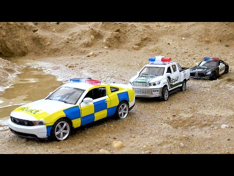 Os carrinhos de polícia e o amigo dinossauro engraçado | Histórias de carrinhos de brinquedo