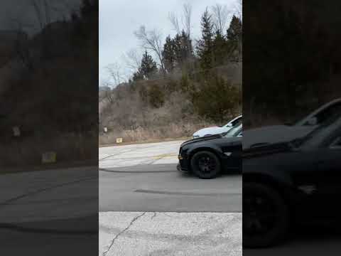 Chrysler 300 SRT8 6.1 vs Dodge Charger Scat Pack 392