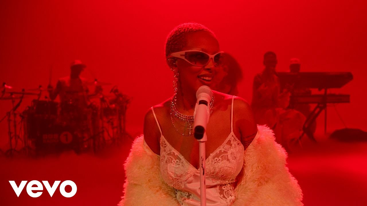 Doja Cat Performs 'Paint The Town Red' Live 🎤