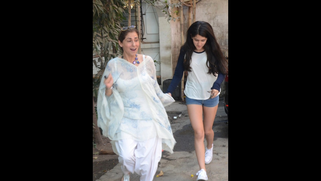 Dimple Kapadia Shares Heartwarming Moment with Her Beautiful Granddaughter ❤️