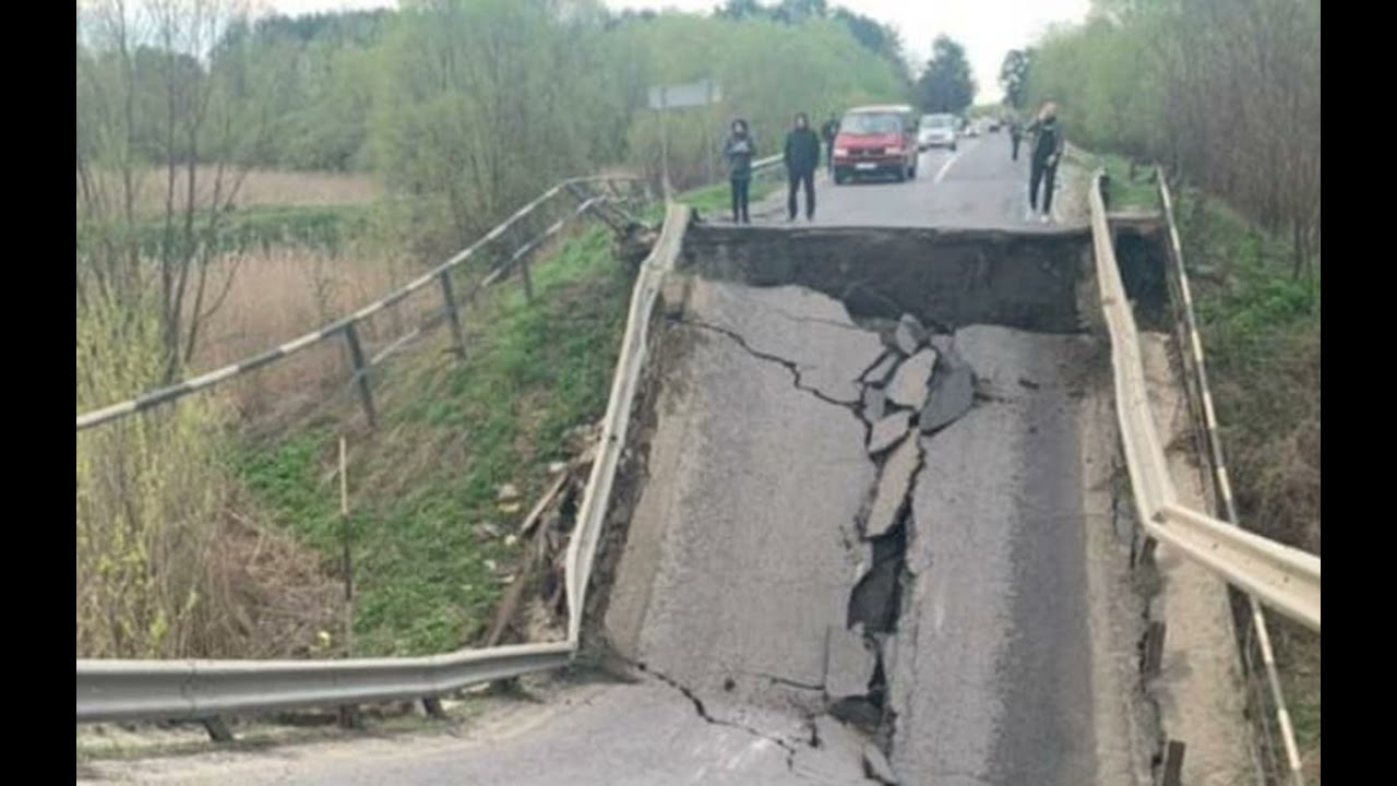 На трассе Львов-Луцк обвалился мост и заблокировал дорогу.